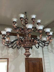 Lampu gantung tembaga di Sambas